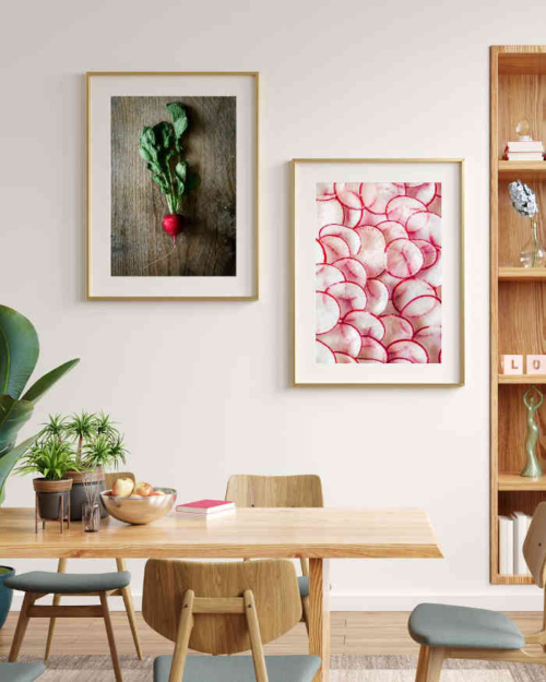 photo de Lyk Studio a Nice representant une photographie de radis dans un encadrement accroché au mur