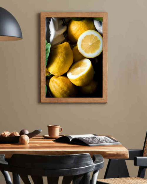 photo de Lyk Studio a Nice representant une photographie de citrons dans un encadrement accroché au mur.