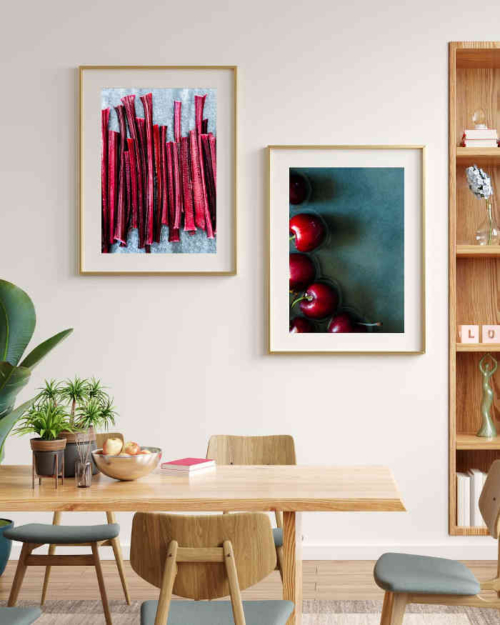 photo de Lyk Studio a Nice representant une photographie de rhubarbe et de cerises dans un tableau accroché au mur.